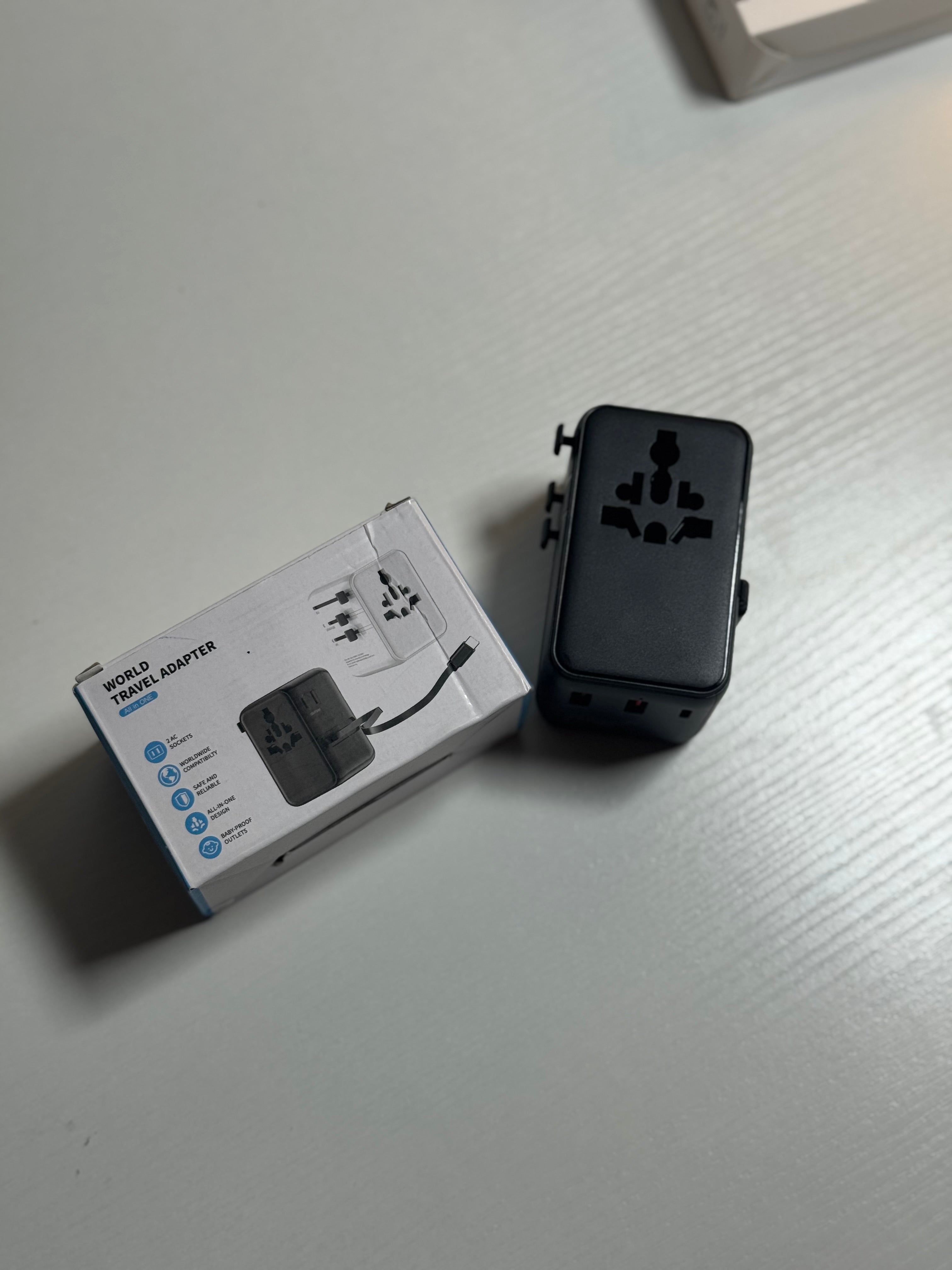 Travel punjač 70W sa C kablom (za 180+ zemalja)