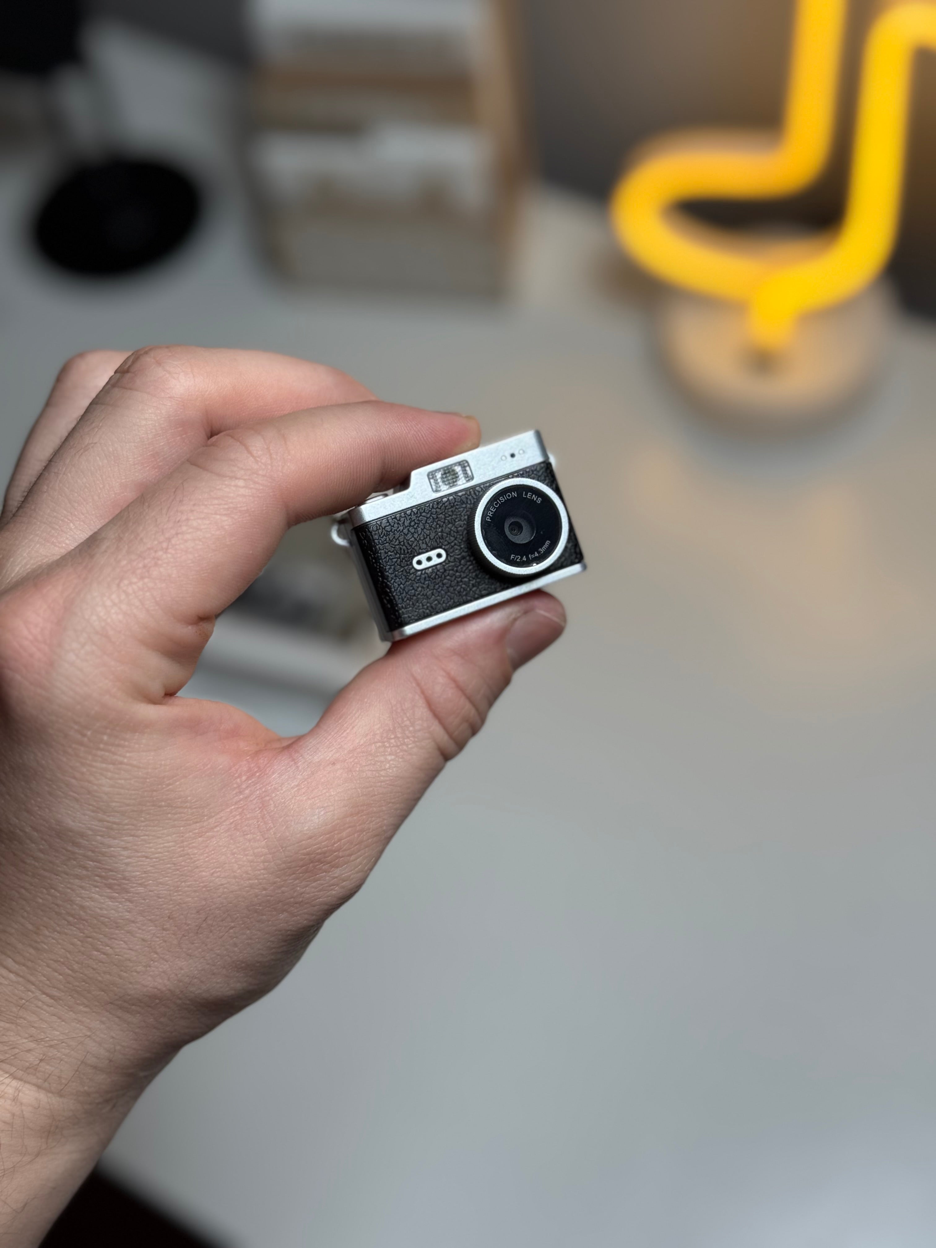 Džepna retro kamera